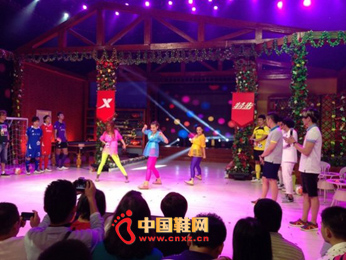 特步天天向上，引領(lǐng)潮流，持續(xù)創(chuàng)新，展現(xiàn)最新時尚風(fēng)采